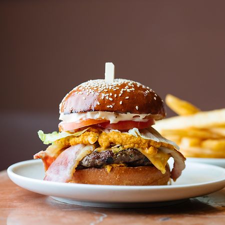 珀斯泛太平洋酒店 外观 照片 A burger with fries
