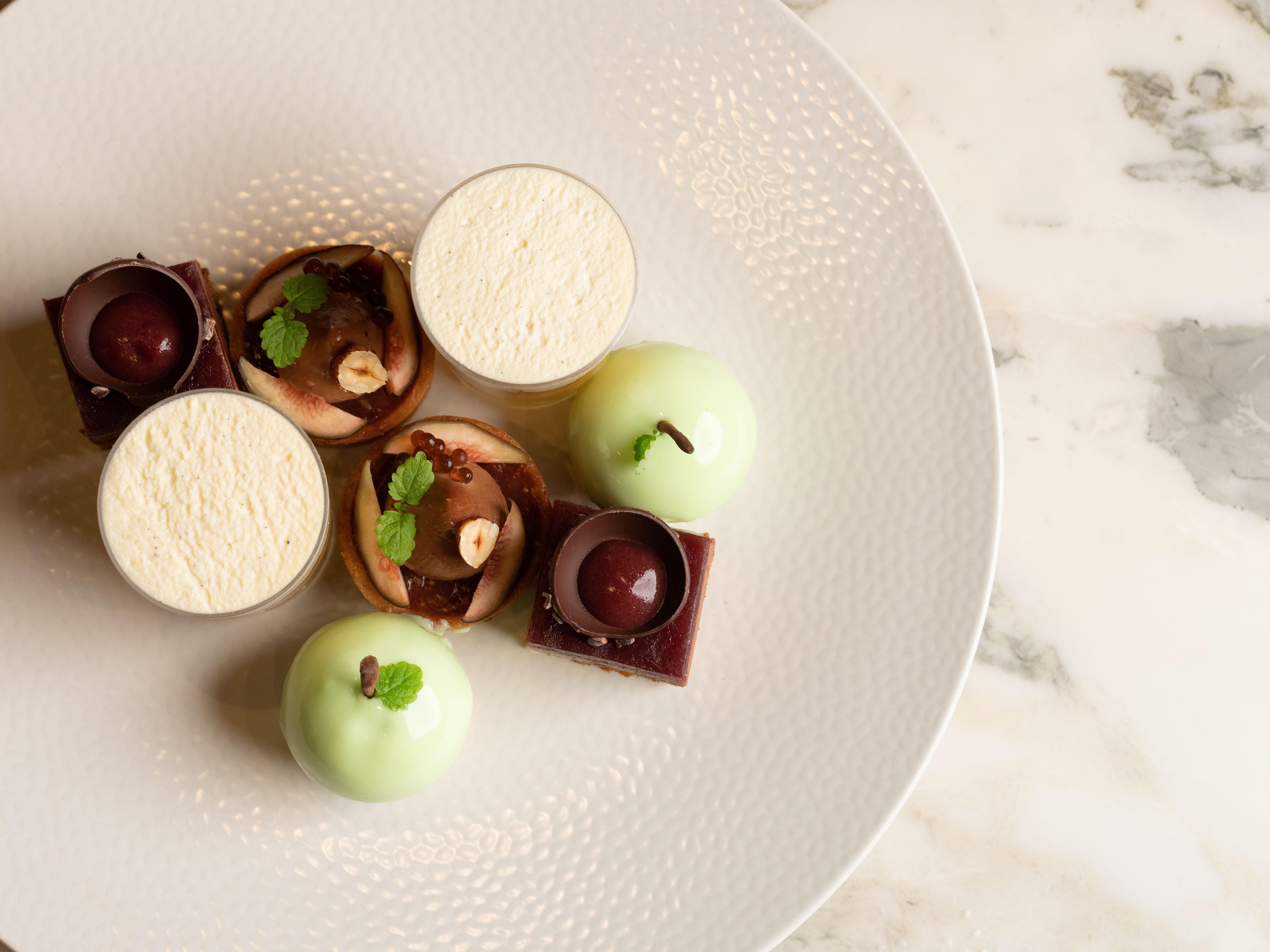 珀斯泛太平洋酒店 外观 照片 A selection of petits fours